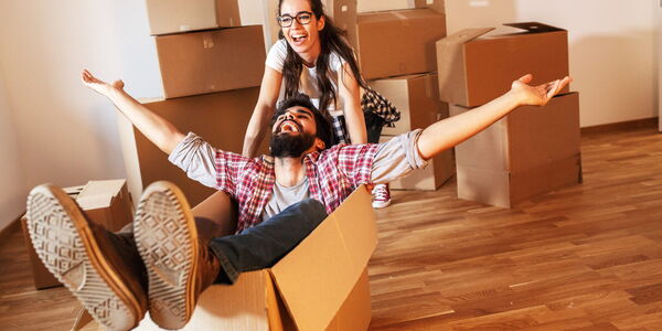 Frau_und_Mann_Umzugskartons_Bild